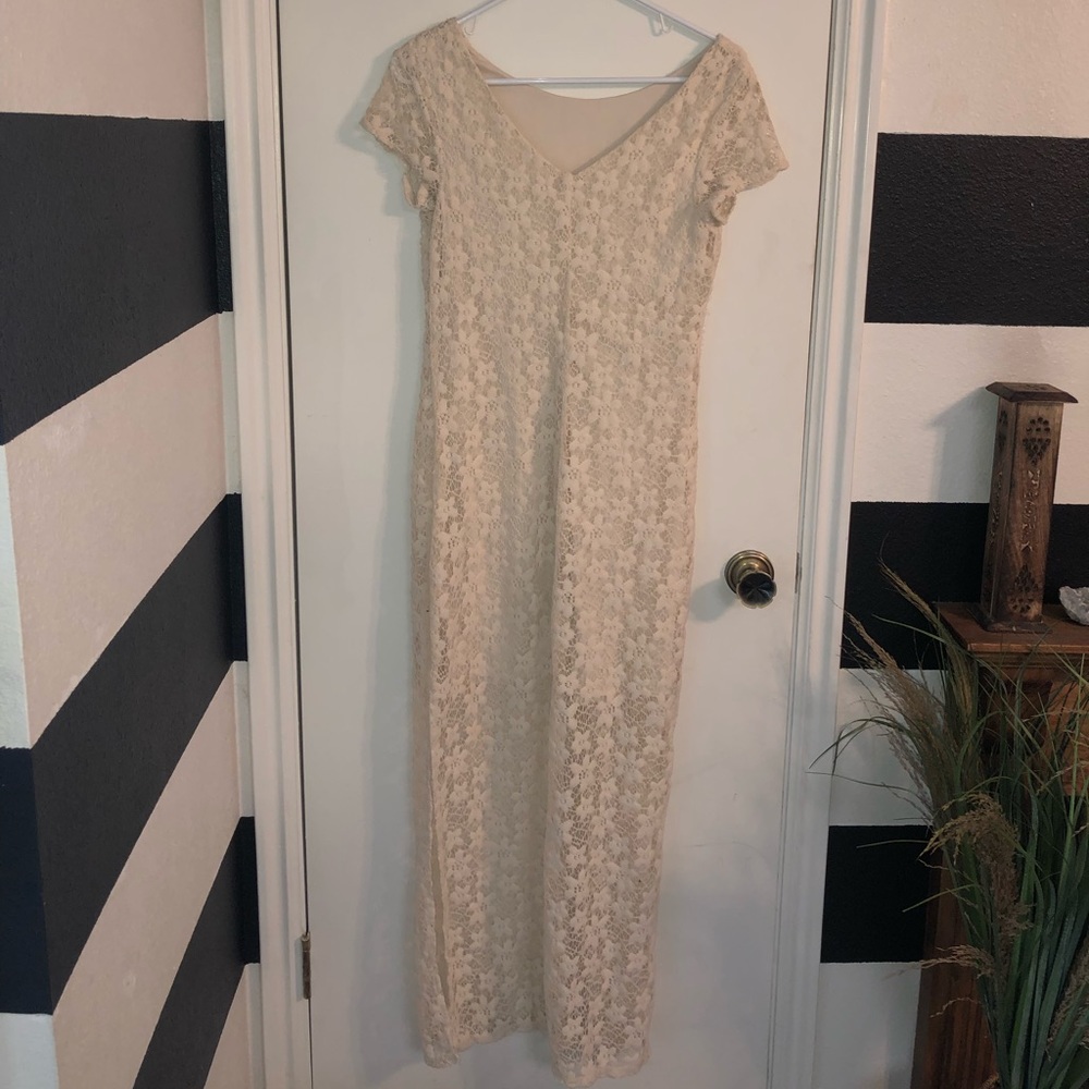 Short-sleeve lace maxi dress, v-shaped back